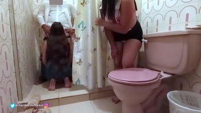 Umongikazi ufumana isigulana sikagqirha kwigumbi lokuhlambela esibhedlele / ICANDELO 1 / NicoleLondrawer / Chiquicandy